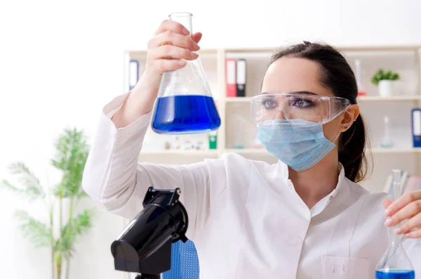 在实验室工作的年轻女化学家 — 图库照片