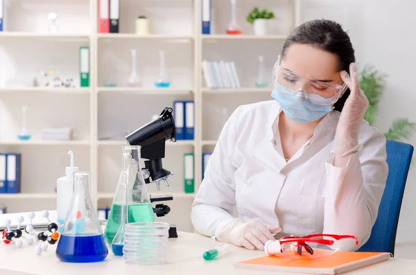 Jovem química do sexo feminino trabalhando no laboratório — Fotografia de Stock