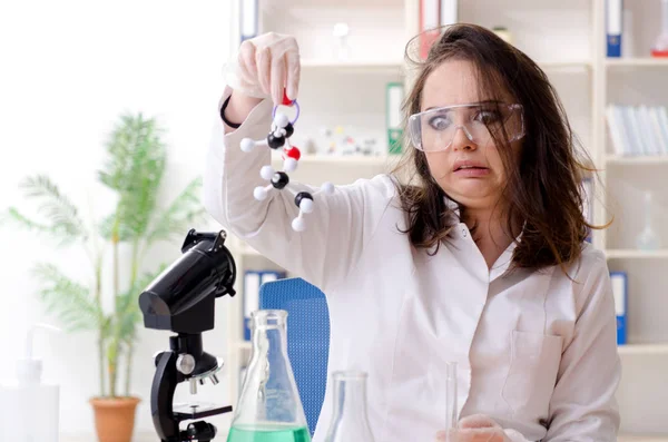 Funny química femenina que trabaja en el laboratorio —  Fotos de Stock