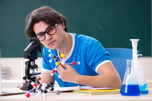 Mladý muž student ve třídě — Stock fotografie