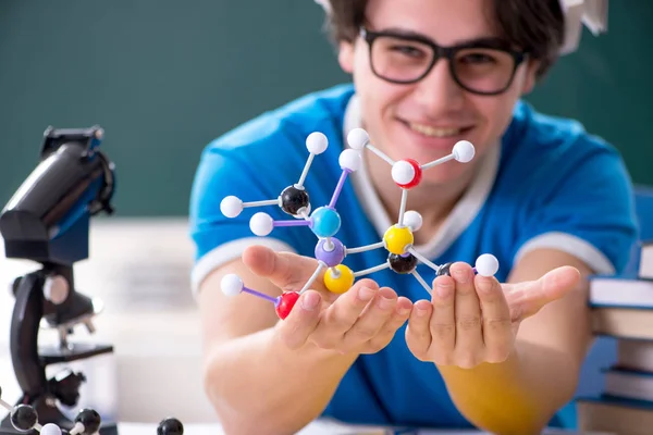 Jonge mannelijke student in de klas — Stockfoto