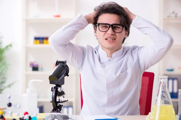 在实验室工作的年轻男性生物化学家 — 图库照片