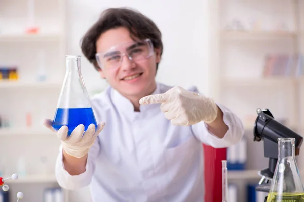 Junger männlicher Biochemiker arbeitet im Labor — Stockfoto