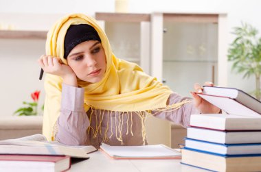 Sınavlara hazırlanan tesettürlü kız öğrenci 