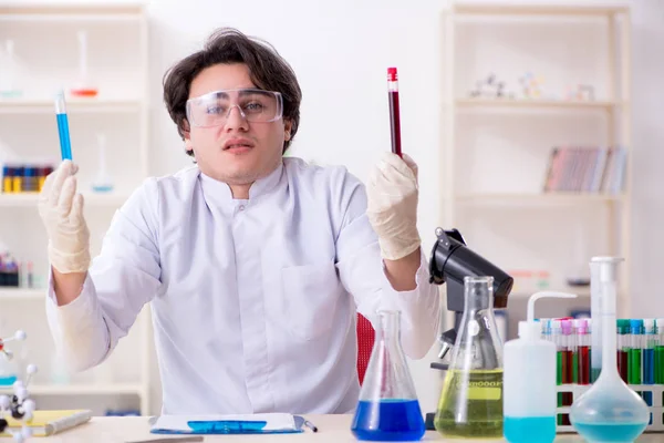 Jovem bioquímico do sexo masculino que trabalha no laboratório — Fotografia de Stock