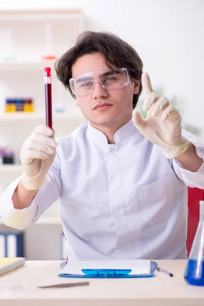 Jeune biochimiste masculin travaillant dans le laboratoire — Photo