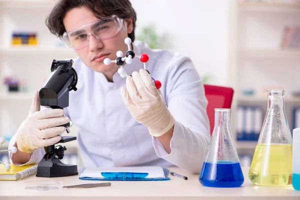 Jonge mannelijke biochemicus werkzaam in het lab — Stockfoto