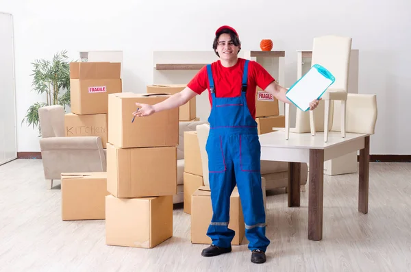 Jeune entrepreneur masculin avec des boîtes travaillant à l'intérieur — Photo