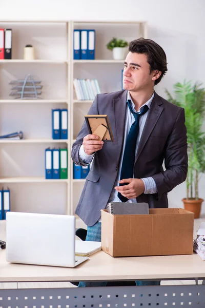 Jovem empregado masculino sendo demitido de seu trabalho — Fotografia de Stock