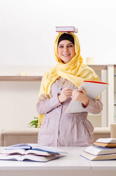Kvinna student i hijab förbereder sig för tentor — Stockfoto