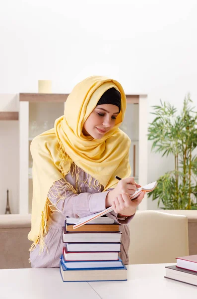 Kvinna student i hijab förbereder sig för tentor — Stockfoto