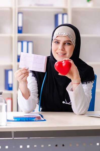 Jonge arts in hijab werkzaam in de kliniek — Stockfoto