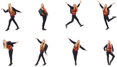 Sırt çantalı genç bir kadın bembeyaz 