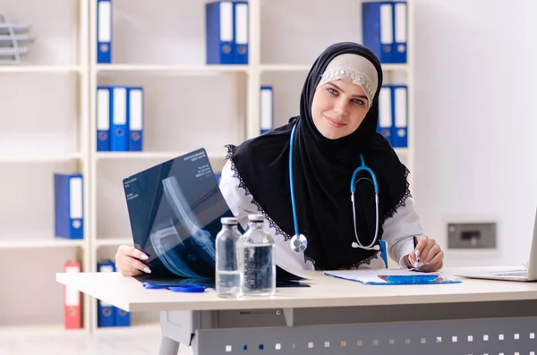 Junger Arzt im Hidschab arbeitet in der Klinik — Stockfoto