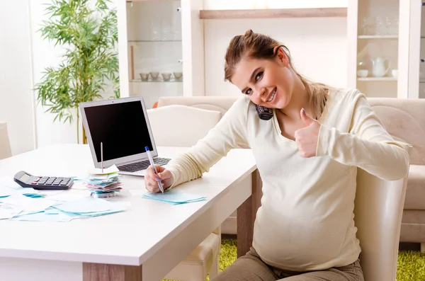 Joven embarazada en concepto de planificación presupuestaria — Foto de Stock