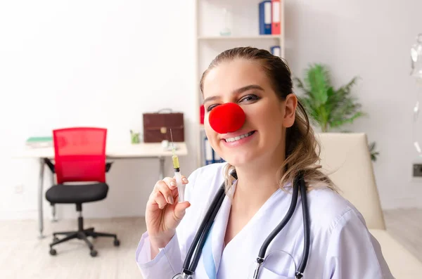 Klinikte çalışan komik kadın doktor. — Stok fotoğraf