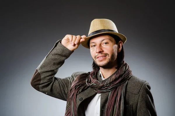 Hombre usando sombrero vintage en concepto divertido — Foto de Stock