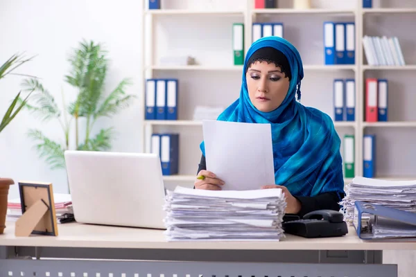 Vrouwelijke werknemer in hijab op kantoor — Stockfoto