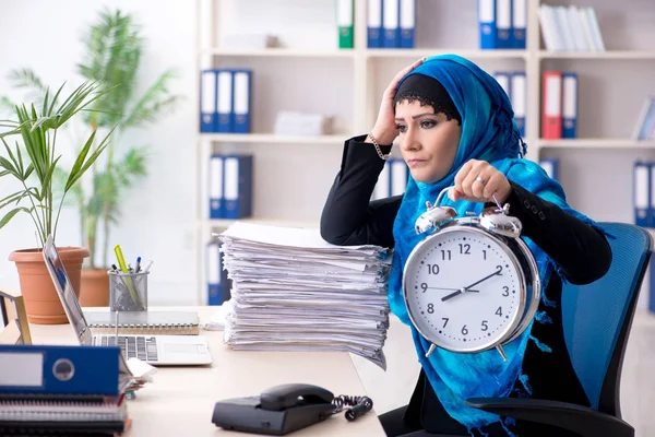 A hidzsábi női alkalmazott az irodában dolgozik — Stock Fotó