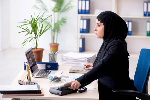 Vrouwelijke werknemer boekhouder in hijab werken in het kantoor — Stockfoto