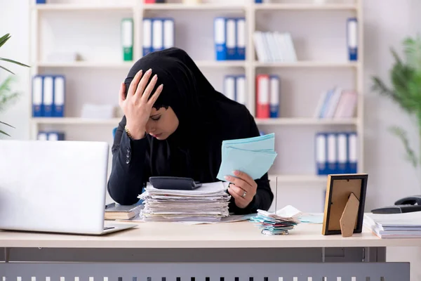 Empregada contabilista no hijab trabalhando no escritório — Fotografia de Stock