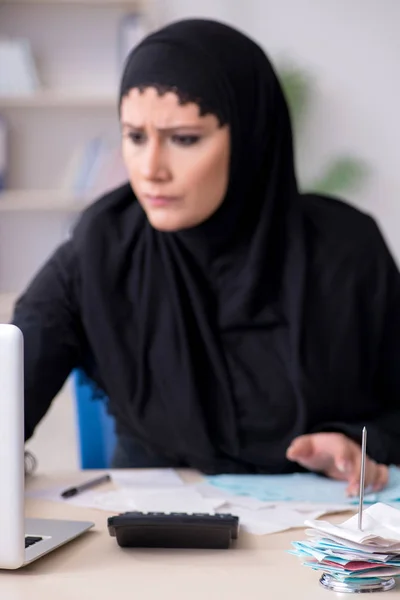 Kobieta księgowa w hidżabie pracująca w biurze — Zdjęcie stockowe