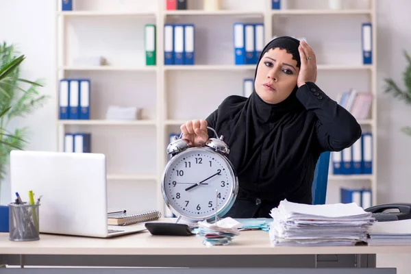 Empregada contabilista no hijab trabalhando no escritório — Fotografia de Stock