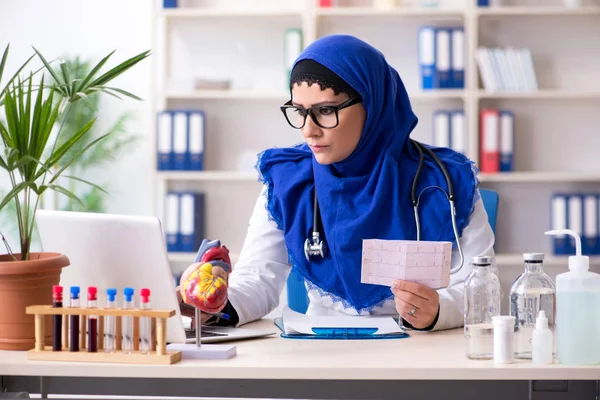 Nő orvos hidzsáb dolgozik a kórházban — Stock Fotó