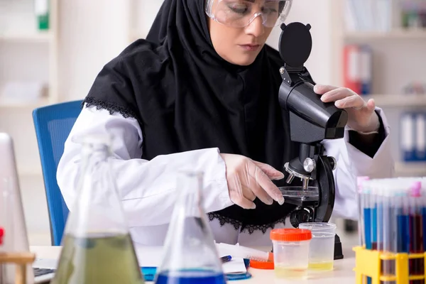 Chemikerin im Hidschab arbeitet im Labor — Stockfoto