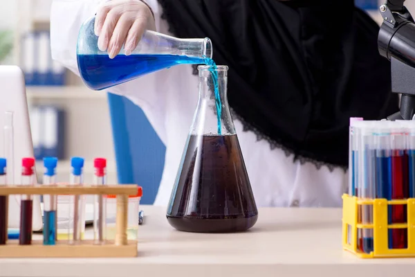 Química femenina en hiyab trabajando en el laboratorio —  Fotos de Stock