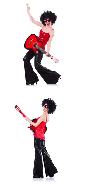 Donna in parrucca afro suonare la chitarra — Foto Stock