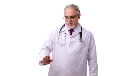 Yaşlı erkek doktor beyazı izole etmiş. 