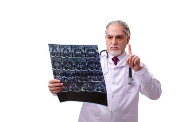 Yaşlı erkek doktor beyazı izole etmiş. 