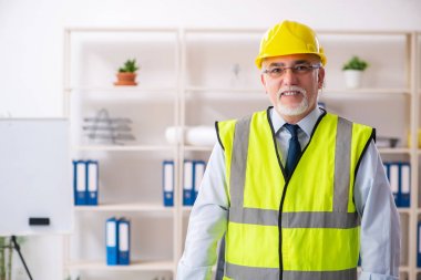 Ofiste çalışan yaşlı inşaat mühendisi 