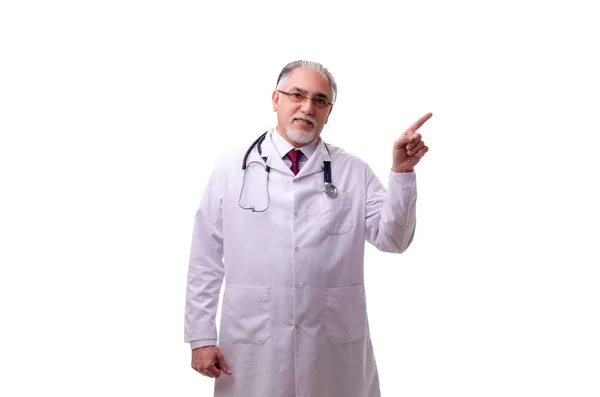 Yaşlı erkek doktor beyazı izole etmiş. — Stok fotoğraf