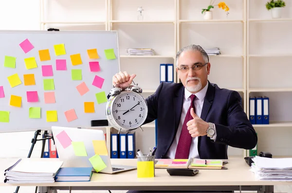 Homme âgé employé dans un concept de priorités conflictuelles — Photo