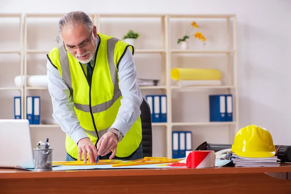 Engenheiro de construção envelhecido trabalhando no escritório — Fotografia de Stock