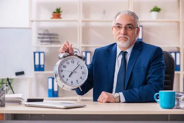 Empleado varón de edad que trabaja en la oficina —  Fotos de Stock