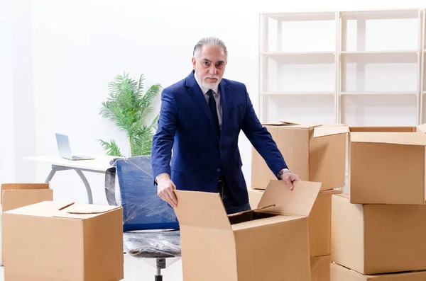 Betagter Geschäftsmann zieht an neuen Arbeitsplatz — Stockfoto