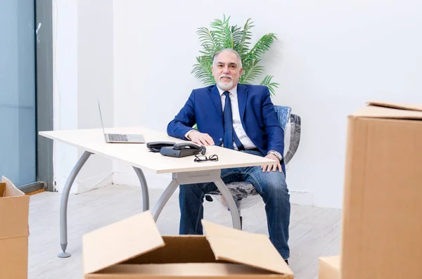 Hombre de negocios envejecido que se traslada a un nuevo lugar de trabajo —  Fotos de Stock