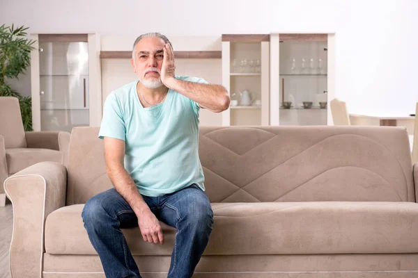 Bílá vousatý starý muž trpí doma — Stock fotografie