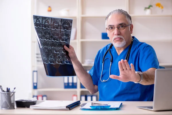 Blanc barbu vieux médecin radiologue travaillant dans la clinique — Photo