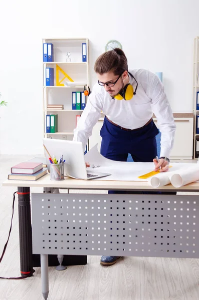 Junger männlicher Architekt arbeitet im Büro — Stockfoto