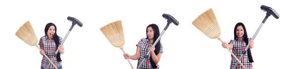Молода домогосподарка робить домашнє господарство на білому — стокове фото