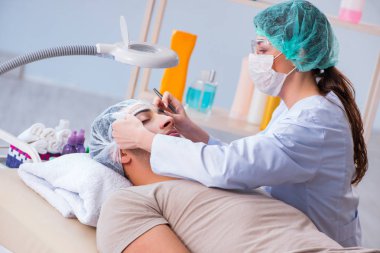 Yakışıklı delikanlı ziyaret kadın doktor güzellik uzmanı