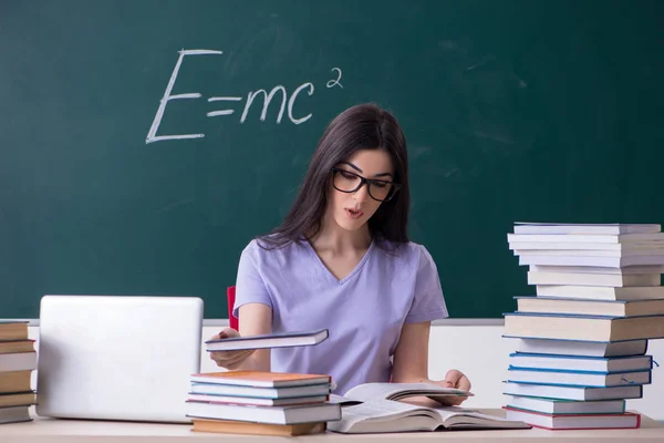 Jonge vrouwelijke leraar student in de voorkant van green board — Stockfoto