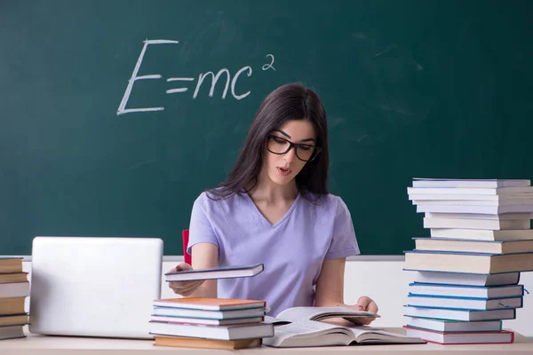 Jovem estudante professora na frente do quadro verde — Fotografia de Stock