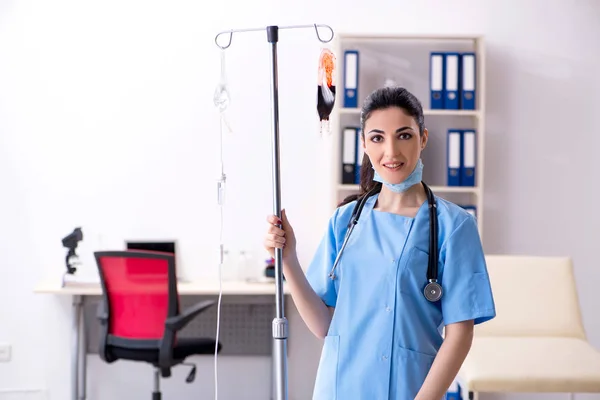 Enfüzyon konseptinde genç bayan doktor. — Stok fotoğraf