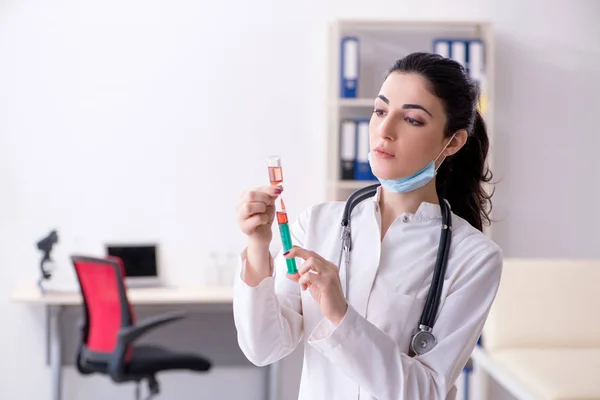 Giovane medico donna nel concetto di infusione — Foto Stock