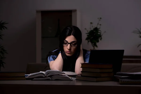 Junge Studentin bereitet sich nachts auf Prüfungen vor — Stockfoto